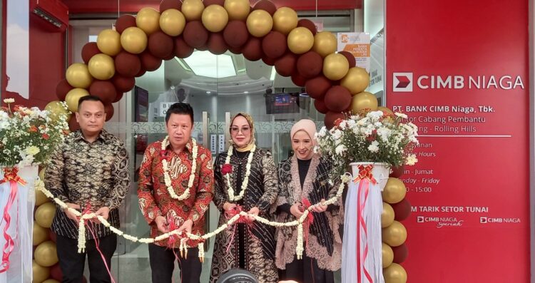 Chief of Network & Digital Banking CIMB Niaga Budiman Tanjung (kedua kiri) didampingi Head of Region Jakarta A dan Kalimantan CIMB Niaga Evita Barliana (kedua kanan), Branch Area Head Jakarta A CIMB Niaga Lilik Handoyo (kiri), dan Branch Manager KCP Karawang Rolling Hills CIMB Niaga Dwiny Indah Nastiti (kanan) meresmikan pembukaan CIMB Niaga Digital Branch Karawang Rolling Hills, di Karawang, Jumat (14/6/2024). Digital Branch merupakan model terbaru kantor cabang CIMB Niaga berkonsep hybrid yang memadukan antara Cabang Konvensional dan Digital Lounge. Dengan hadirnya Digital Branch ini, total kantor cabang hybrid CIMB Niaga secara nasional menjadi 7 cabang