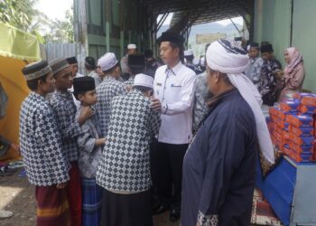 Wakil Bupati Risnawanto bersama santri Pondok Pesantren Salafiyah Baitur Rafki As Sa'diyah, Minggu (9/6). Osniwati