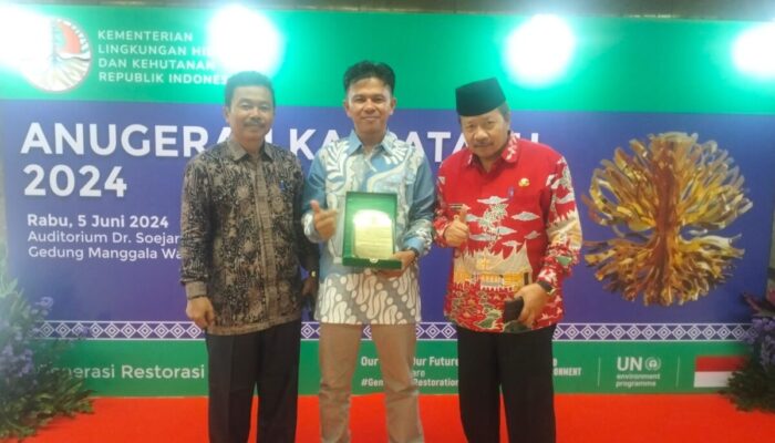 Peduli Lingkungan, Warga Agam Terima Plakat Kalpataru Dari KLHK