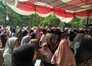 Ribuan Warga Antri Menunggu Jatah Daging, Haji Sagi Potong 45 Ekor Sapi dengan 4.000 Kupon