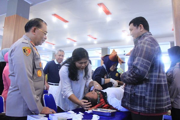 Memperingati HUT Bhayangkara ke-78 Tahun 2024, Polda Sumbar menggelar Bakti Kesehatan (Bakkes) khitanan massal gratis