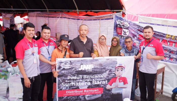 JNE Salurkan Bantuan untuk Masyarakat Terdampak Banjir Lahar Dingin Galodo Sumatera Barat