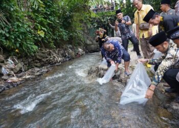 Bupati Sijunjung Benny Dwifa Yuswir, S. STP, M.Si tebar 10 ribu ekor benih ikan nila di Sungai Batang Langki Jorong Koto Nagari Langki Kecamatan Tanjung Gadang, Jumat (21/6/2024)
