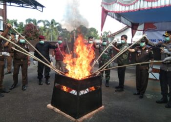 Kejari Agam Musnahkan Barang Bukti 26 Perkara Kejahatan