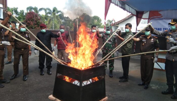 Kejari Agam Musnahkan Barang Bukti 26 Perkara Kejahatan