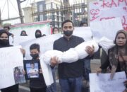 ‘Where We Go IF Police Murders?’ Tanya dan Tangis Ayah Ibu Sepeninggal Afif Maulana