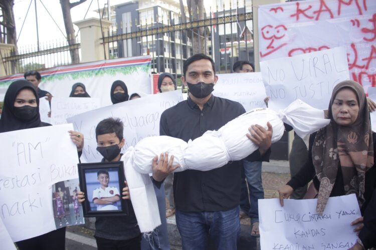 LBH Padang mempertanyakan hasil autopsi jenazah Afif Maulana yang diduga meninggal pada saat pembubaran aksi tawuran di Kuranji, Kota Padang.