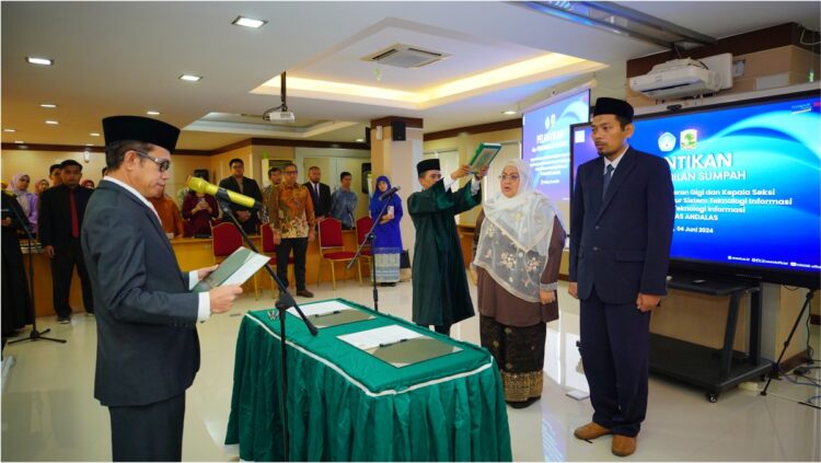 Rektor Universitas Andalas (UNAND) Efa Yonnedi,  melantik Dekan Fakultas Kedokteran Gigi (FKG) Prof. Dr. drg. Nila Kasuma  periode 2024-2029 dan Dr. Eng. Ardhian Agung Yulianto, sebagai Kepala Seksi Pengembangan Infrastruktur Sistem Teknologi Informasi pada Direktorat Teknologi Informasi di Ruang Rapat Senat Gedung Rektorat Kampus Limau Manis, pada Selasa (4/6).IST