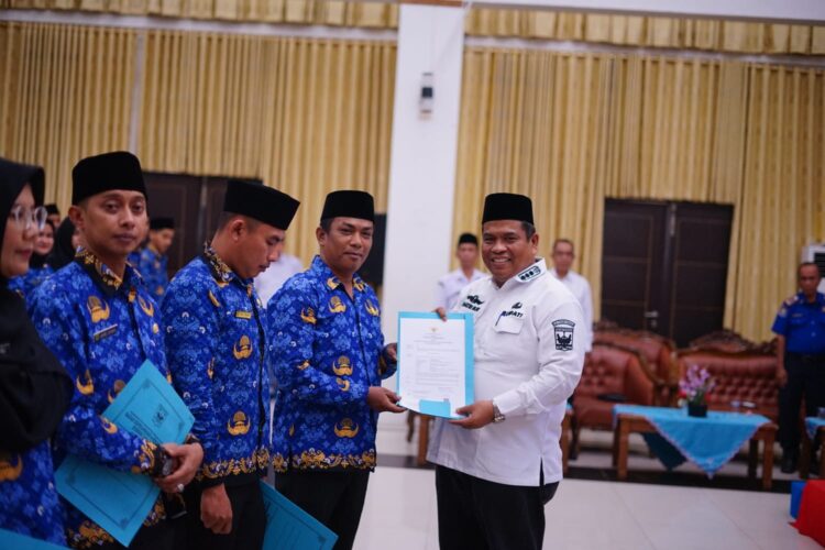Penyerahan SK terhadap honorer yang diangkat menjadi PPPK oleh Bupati Padang Pariaman, Suhatri Bur, di Hall IKK Parit Malintang, Rabu (19/6). IST