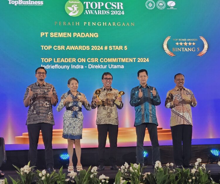 PT Semen Padang meraih penghargaan TOP CSR Awards 2024 dengan predikat #Star 5 dan TOP Leader On CSR Commitment dari Majalah Top Business. IST