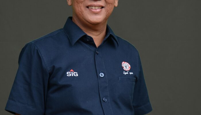 Dirut Semen Padang Raih Penghargaan TOP Leader On CSR Commitment