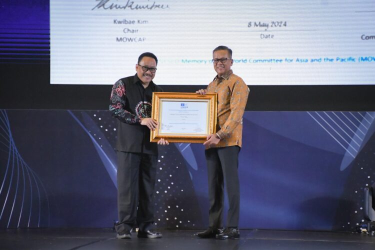 Dirut Utama PT Semen Padang Indrieffouny Indra (kanan) menerima Sertifikat MOWCAP dari UNESCO yang diserahkan oleh Pelaksana Tugas Kepala ANRI Imam Gunarto, Rabu (29/5). IST