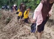 Jalan Licin dan Berlumpur, Pelajar di Nagari Pakan Rabaa Timur Harus Lepas Sepatu