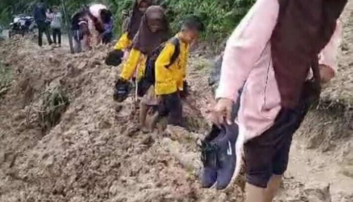 Jalan Licin dan Berlumpur, Pelajar di Nagari Pakan Rabaa Timur Harus Lepas Sepatu