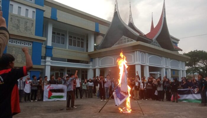 Mahasiswa Politeknik Pertanian Negeri Payakumbuh Bakar Spanduk Bergambar Bendera Israel