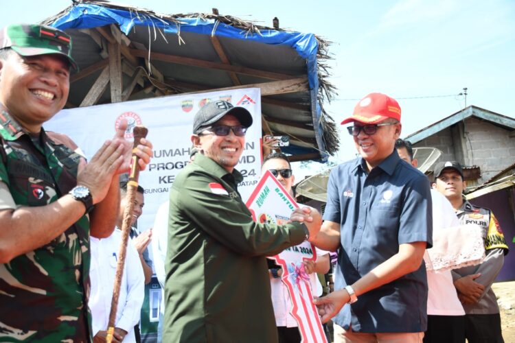 Dirut PT Semen Padang, Indrieffouny Indra  menyerahkan bantuan TMMD secara simbolis kepada Bupati Tanah Datar, Eka Putra. IST