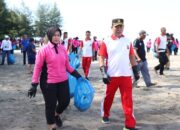 Sambut Hari Bhayangkara Ke-78, Polres Pasaman Barat Gelar Bakti Sosial Bersih Pantai Muaro Sasak