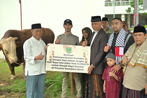 Gubernur Sumatera Barat Mahyeldi Ansharullah menyerahkan sapi qurban bantuan Presiden Joko Widodo kepada pengurus Masjid Raya Sumbar.