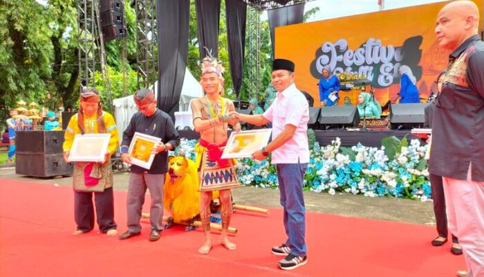 Hidayat Berikan Penghargaan Kepada Multi Etnis di Padang