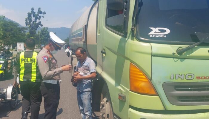 Dugaan adanya SIM Palsu, Satlantas Polresta Padang Razia Pengemudi Truk