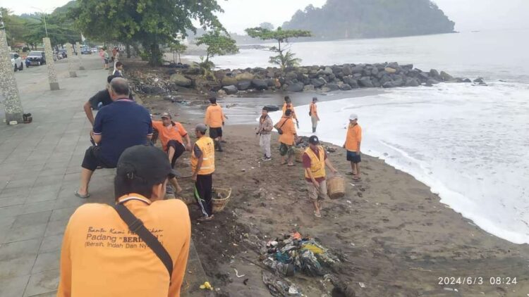 Personel DLH  melakukan pembersihan sampah di area Pantai Padang, Senin (3/6). IST