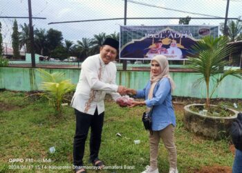 Kapolres Dharmasraya Bagikan Daging Kurban untuk Warga Sekitar