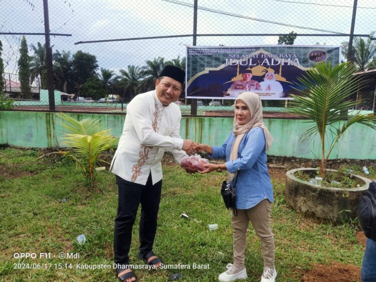 Penyerahan daging kurban kepada perwakilan wartawan di Mapolres Dharmasraya.ist