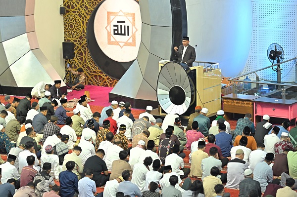 Ribuan masyarakat mengikuti ibadah berjamaah Salat Hari Raya Iduladha 1445 H di Masjid Raya Sumbar, Senin (17/06/2024)