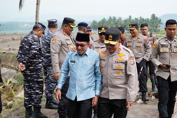 Alumni AKABRI 92 dan 94 menyalurkan bantuan untuk masyarakat terdampak banjir bandang atau Galodo Marapi Gunung Api Marapi di Tanah Datar.