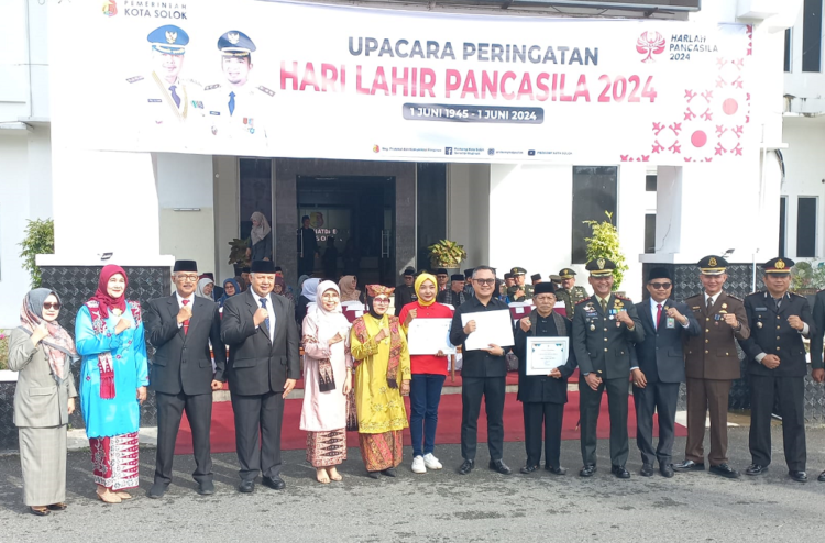 Pemerintah Kota Solok memberikan penghargaan kepada sejumlah wajib pajak (WP) yang telah berkontribusi terhadap pendapatan dan pembangunan di Kota Solok, Sabtu (01/06). IST