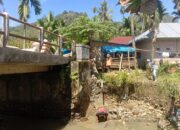 Warga  Sawah Liek Perbaiki Jembatan yang Nyaris Putus secara Swadaya