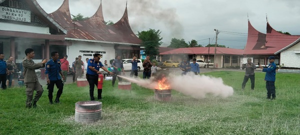 Dinas Satpol PP dan Damkar Kabupaten Padang Pariaman memberikan pembinaan relawan pemadam kebakaran dan para Satlinmas.