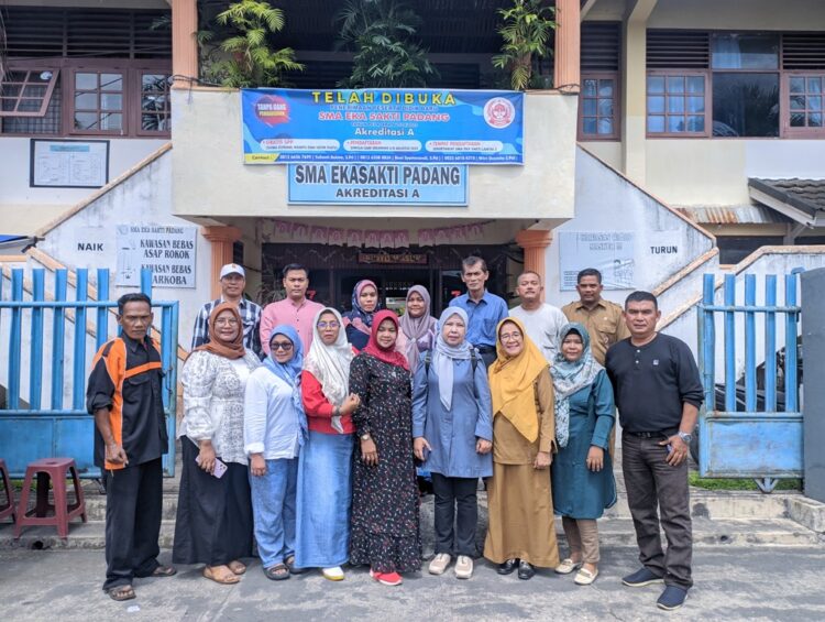Foto bersama Ketua Pelaksana Mubes ke-2 dan Kepala SMA Eka Sakti serta beberapa angkatan alumni SMA Eka Sakti. IPAT