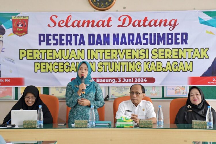 Ketua TP PKK Kabupaten Agam, Yenni membuka secara resmi pertemuan intervensi serentak pencegahan stunting di Aula Puskesmas Lubuk Basung, Senin (3/6). IST