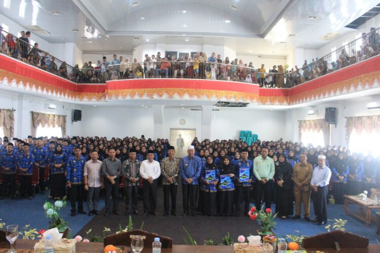 Bupati Pasaman Barat Hamsuardi, Wakil Bupati Risnawanto beserta jajarannya foto bersama dengan PPPK yang baru saja menerima SK. Osniwati