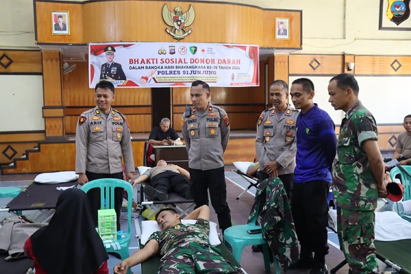 Menyambut HUT Bhayangkara ke-78, Polres Sijunjung menggelar bakti sosial berupa kegiatan donor darah, Rabu (26/6).