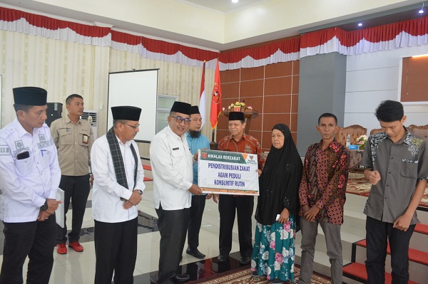 Sebanyak 244 penerima zakat (mustahik)menerima bantuan biaya pendidikan dan kesehatan dari melalui program Zakat Kabupaten Agam.