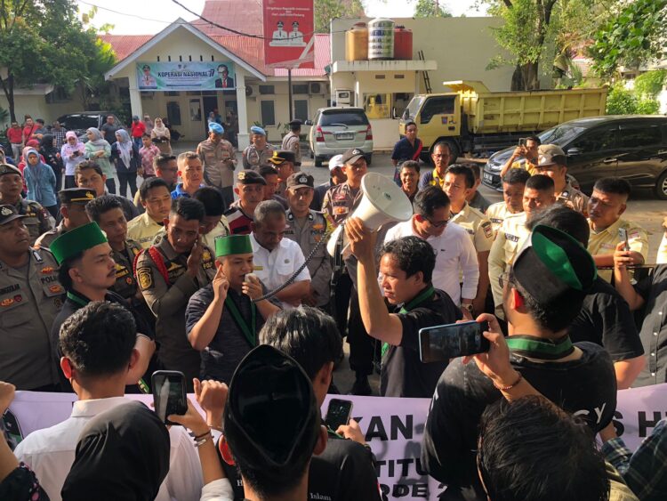 Aksi Demonstrasi yang dilakukan oleh kelompok Mahasiswa yang tergabung dalam Himpunan Mahasiswa Islam (HMI) se Kota padang, Kamis (18/7). FAUZI