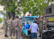 Satpol PP Padang Tertibkan Pedagang Nakal di Pantai Cimpago dan Ahmad Yani