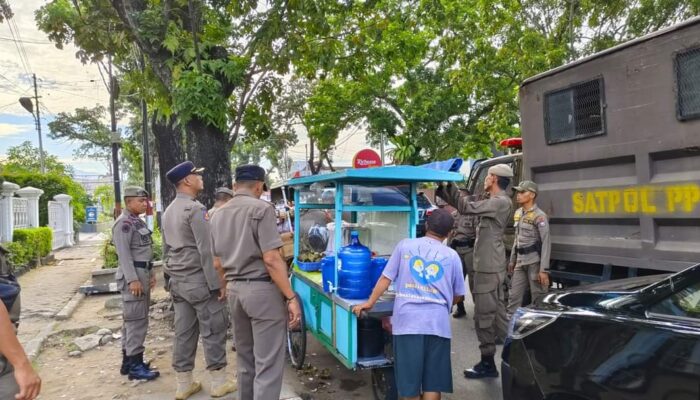 Satpol PP Padang Tertibkan Pedagang Nakal di Pantai Cimpago dan Ahmad Yani