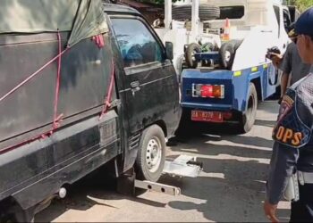 Perangi Parkir Liar, Dishub Padang Derek Mobil Pengendara Nakal