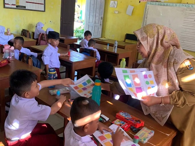SDN 21 Kecamatan Pariaman Tengah mendatangkan psikolog untuk membantu mengenali karakter murid baru selama MPLS tahun ajaran baru.