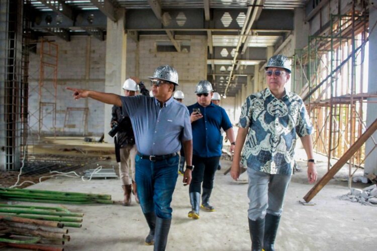 Owner Basko Grup, H Basrizal Koto, bersama Ketua DPD RI periode 2009-2016, Irman Gusman, meninjau pembangunan Basko City Mall di Jalan By pass Kuranji, Kota Padang, Rabu (10/7). Dalam kunjungan tersebut Irman Gusman mengatakan bahwa dengan adanya Basko City Mall ini dapat menstabilkan perputaran ekonomi di Sumbar dan juga menambah lapangan pekerjaan.  IRHAM