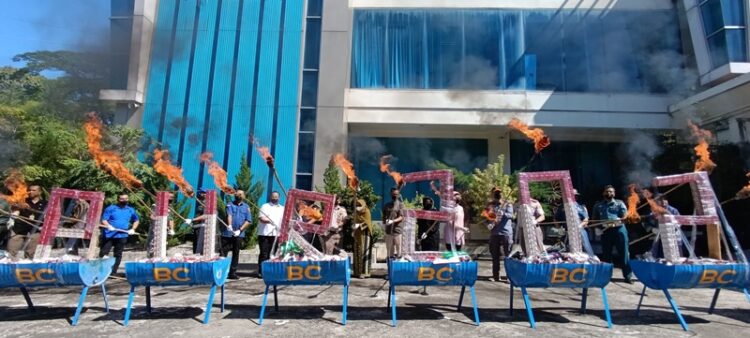Pemusnahan barang ilegal dengan cara membakar di Kantor Bea dan Cukai Teluk Bayur, Kamis(11/7). RAMADHANA