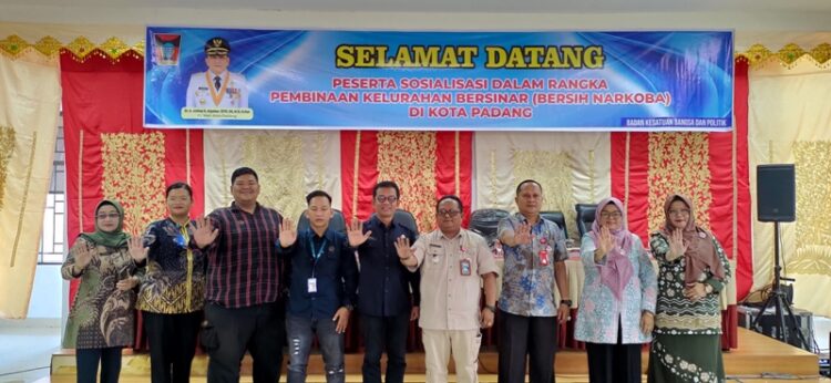Kepala Badan Kesbangpol, Tarmizi bersama Camat Nanggalo, Amrizal Rengganis dan narasumber dalam kegiatan sosialisasi Pembinaan Kelurahan Bersinar, Kamis (18/7). RAMADHANA