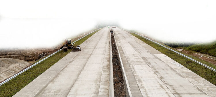 Potret pembangunan Jalan Tol Padang-Pekanbaru Seksi I Padang-Sicincin, Sabtu (4/5). Ruas tol sepanjang 36,6 kilometer ini ditargetkan rampung dan mulai beroperasi bulan ini. ALDI HARBI