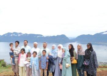 Keluarga Besar Keturunan Syekh Ahmad Khatib Al Minangkabawi Kagumi Puncak Lawang