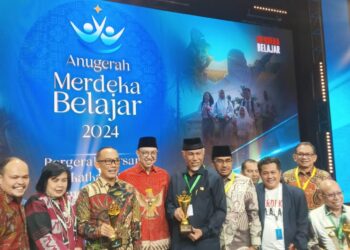 Kepala BBPMP Sumbar Dampingi Gubernur Terima Penghargaan Penganugerahan Merdeka Belajar