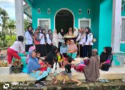 Ketua TP-PKK Nagari Koto Baru bagi PMT Posyandu