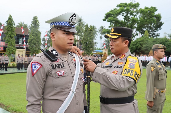 Kapolres Pasbar memimpin apel Operasi Patuh Singgalang 2024 dalam cipta kondisi kamseltibcarlantas dan meningkatkan kesadaran berlalu lintas